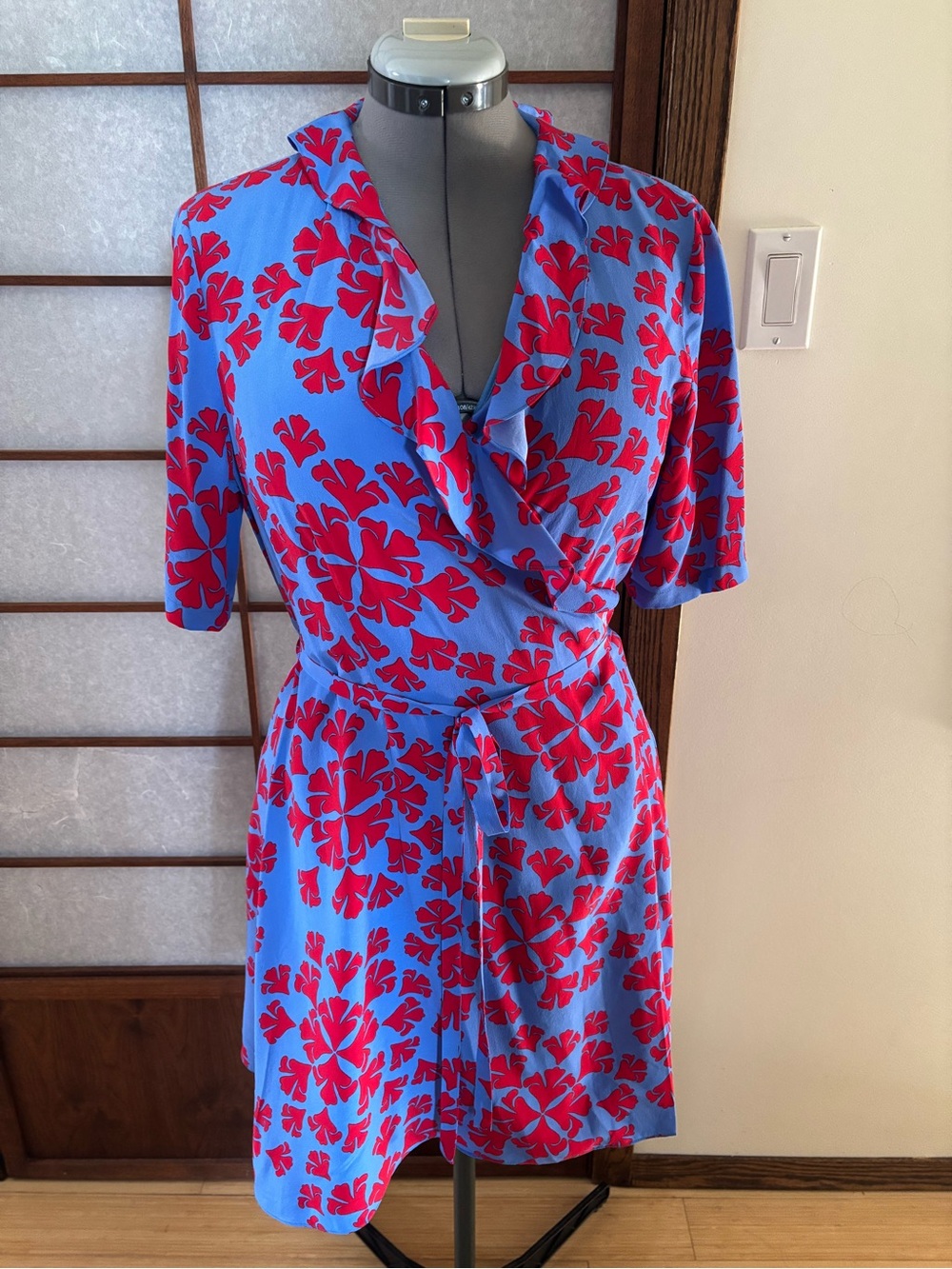 Like New 100% Silk Diane Von Furstenberg Wrap Dress US 14